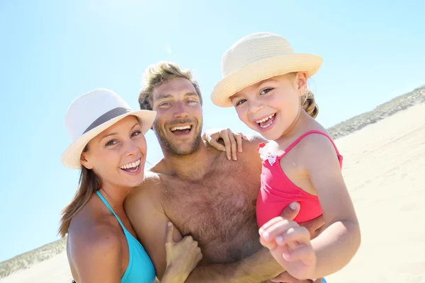 Ouders houden meisje — Stockfoto