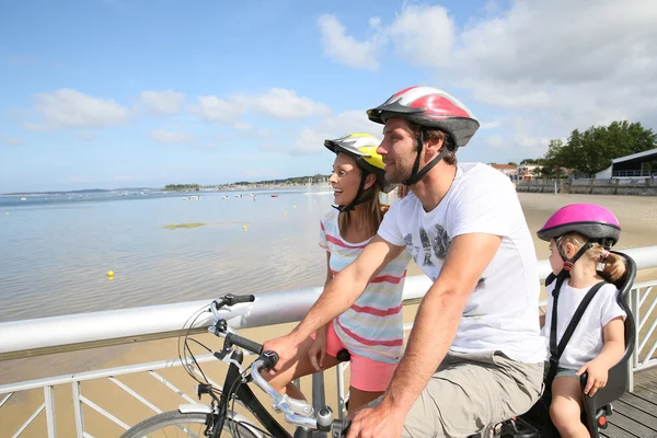 Familjen på en cykling resa — Stockfoto