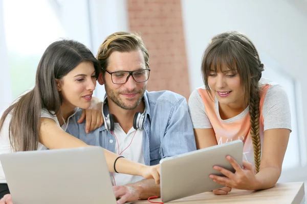 Freunde vernetzt — Stockfoto