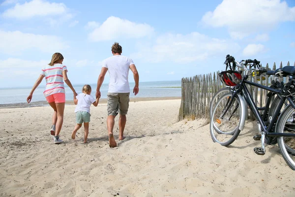 Сім'я біжить на піщаному пляжі — стокове фото