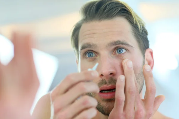 Man met cosmetische crème — Stockfoto