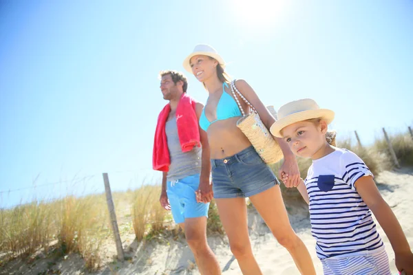 Rodina chůze na pláž — Stock fotografie