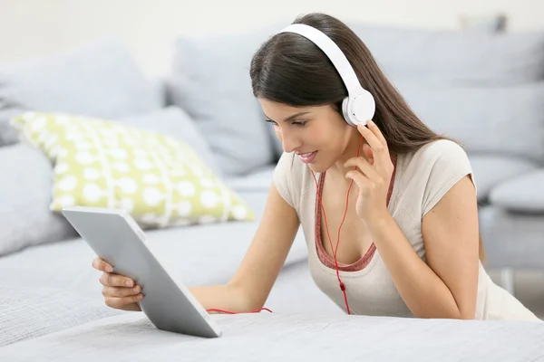 Jonge vrouw met Tablet PC- en hoofdtelefoon — Stockfoto