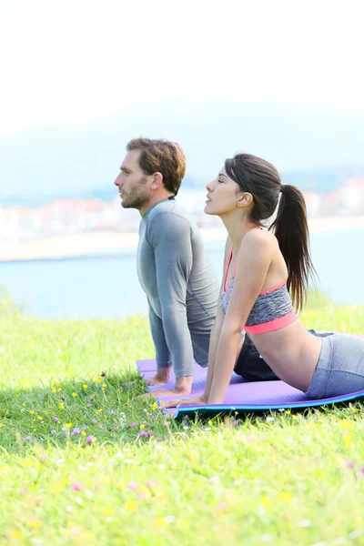 Casal fazendo exercícios de alongamento — Fotografia de Stock