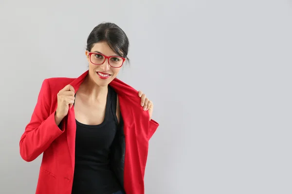 Morena chica en rojo chaqueta posando —  Fotos de Stock