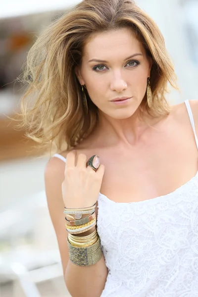Mulher atraente usando pulseiras — Fotografia de Stock