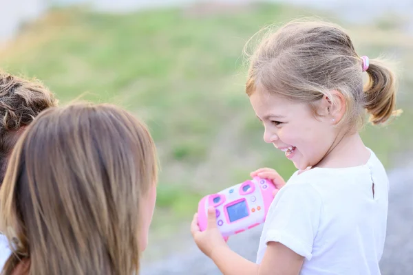 Ragazza giocando con macchina fotografica giocattolo — Foto Stock