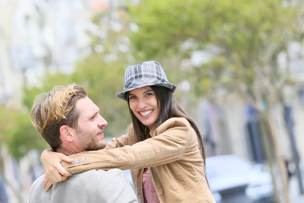 Pareja de amantes en la ciudad — Foto de Stock