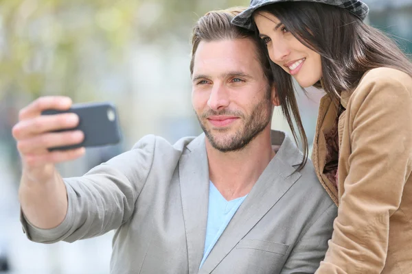 Allegro giovane coppia prendendo selfie — Foto Stock