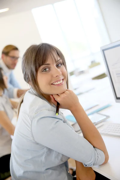 Femme d'affaires travaillant dans le bureau — Photo