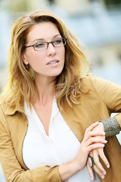 Kobieta w okulary, którzy szukają drogi — Zdjęcie stockowe