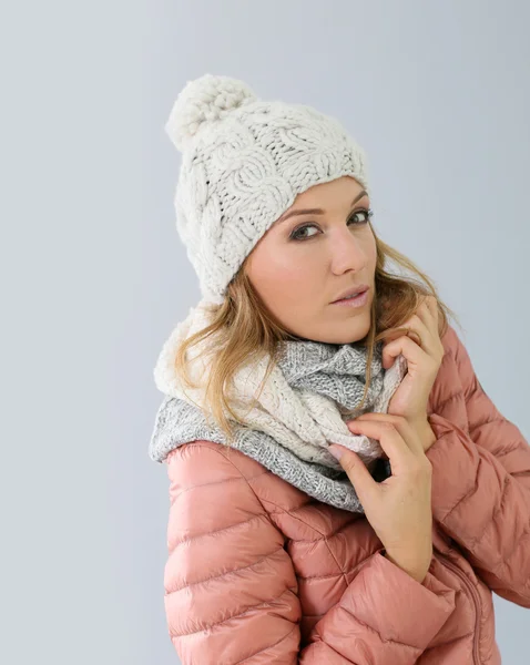 Model in winter outfit poseren — Stockfoto