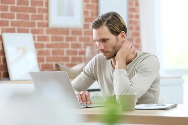 Ragazzo seduto davanti al computer portatile — Foto Stock