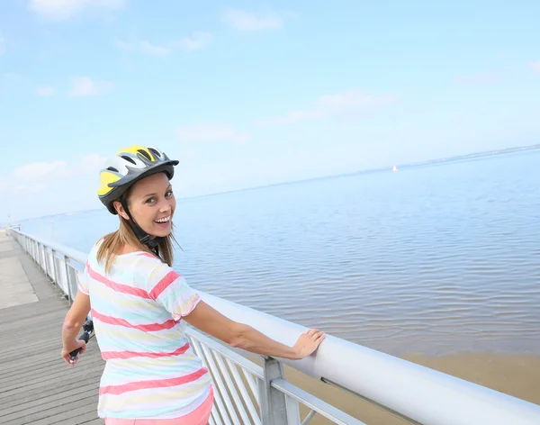 在浮桥上女人骑自行车 — 图库照片