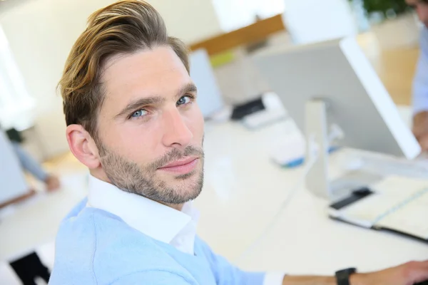 Joven empresario en el cargo — Foto de Stock