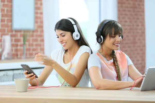 Friends connecting devices — Stock Photo, Image