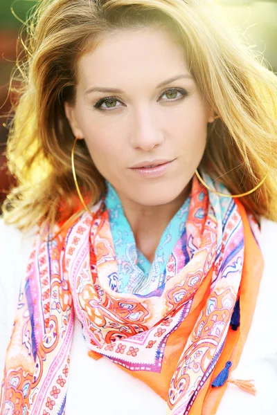 रंगीत स्कार्फ परिधान स्त्री स्टॉक फोटो