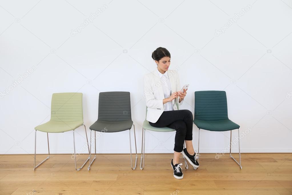 girl in waiting room sending message