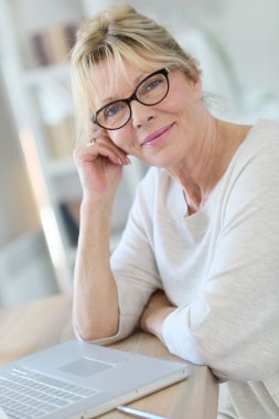 Dizüstü bilgisayarda çalışan kadın