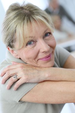 poz gülümseyen kadın kıdemli