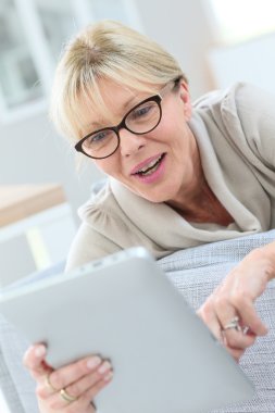 dijital tablet kullanan kadın