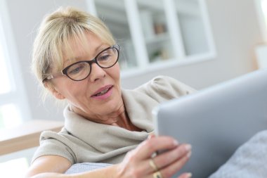 dijital tablet kullanan kadın