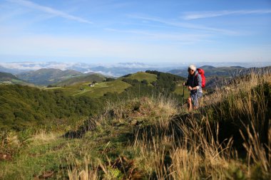 Uzun yürüyüşe çıkan kimse Dağları'nda bir yolculuğa