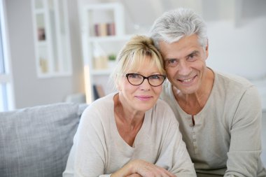 Mutlu kıdemli çift kucaklaşması