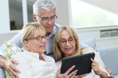 Arkadaş grubu gözlük dijital tablet kullanma