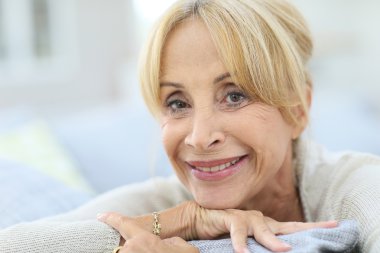 yaşlı kadın kanepe rahatlatıcı