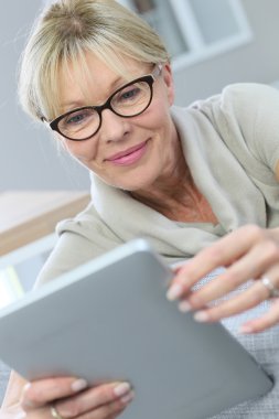 güzel kadın kıdemli tablet kullanma