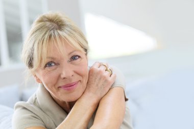 kadın kanepede rahatlatıcı