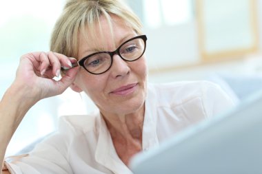 Dijital tablet üzerinde bağlı kadın