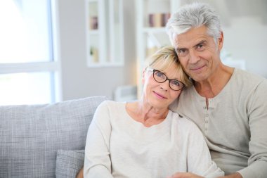 Kıdemli Çift Kucaklıyor