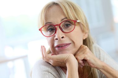 poz üzerinde gözlük kadınla