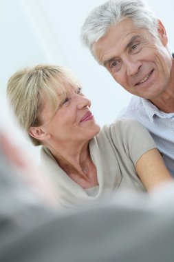 konuşmak kıdemli mutlu çift