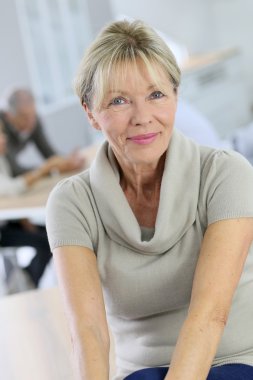 gülümseyen kadın kıdemli