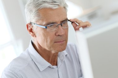 masaüstü bilgisayara bağlı adam