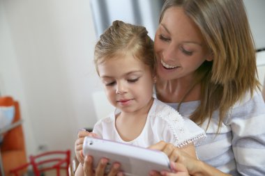 video oyun oyuncu ile oynayan kız