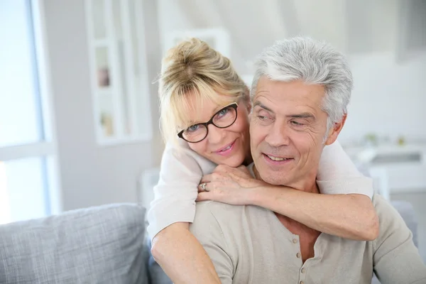 Paar umarmt sich — Stockfoto