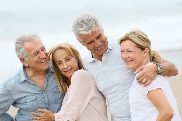 Mensen die over het strand lopen — Stockfoto