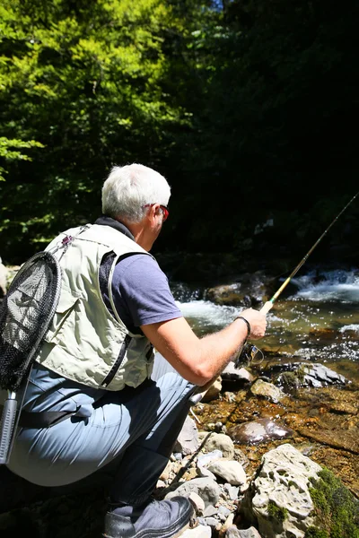 Pêcheur pêchant dans la rivière en saison estivale — Photo