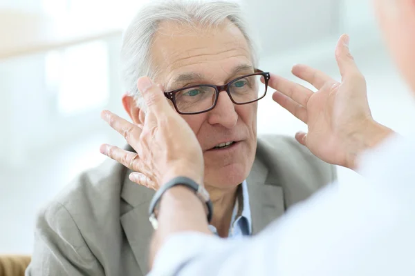 Senior man probeert nieuwe bril — Stockfoto