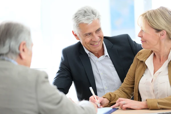 Paar vergadering vastgoed agent — Stockfoto