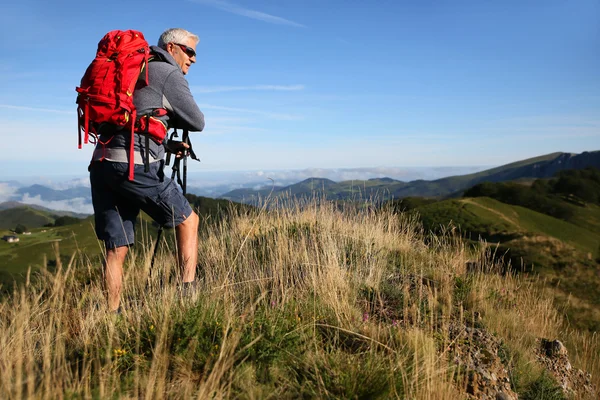 Escursionista senior nei Paesi Baschi — Foto Stock