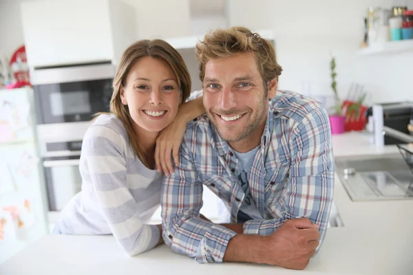 Casal posando na cozinha moderna — Fotografia de Stock