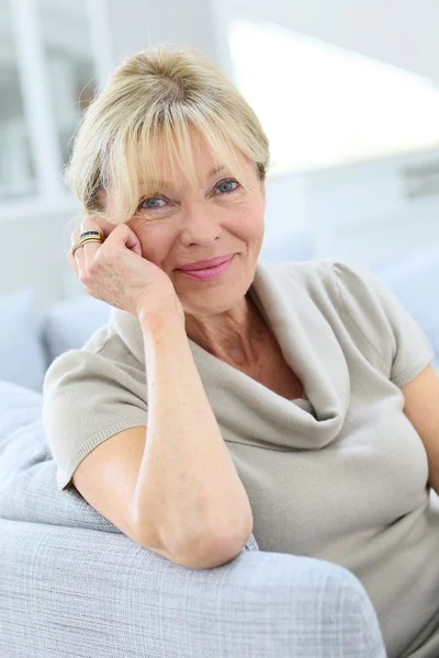 Senior vrouw ontspannen — Stockfoto