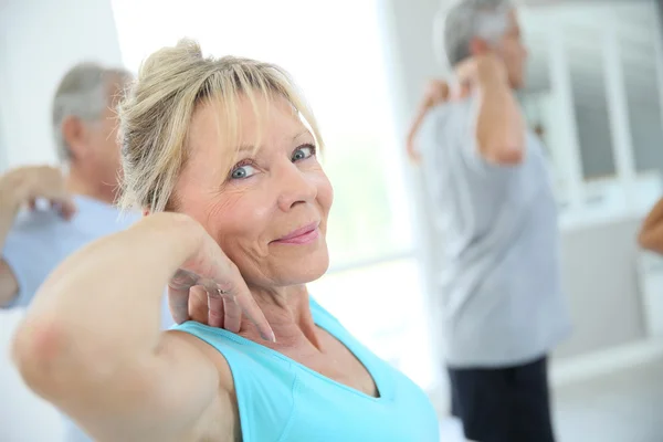 Les personnes qui s'étirent dans la salle de fitness — Photo