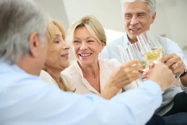 Senioren feiern — Stockfoto