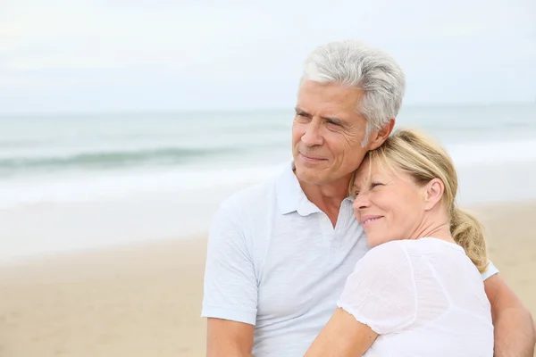 Par som omfamnar på stranden — Stockfoto